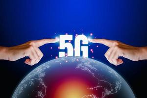 internetconcept met hoge snelheid. menselijke vingerpunt op transparantie van de aarde en tekst 5g op blauwe technische achtergrond met kopieerruimte. internetverbinding en communicatie over de hele wereld. foto