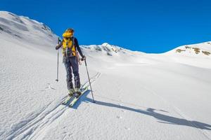 meisje maakt ski-alpinisme, randonnee skipistes foto
