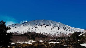 etna vulkaan in sicilië, italië, noordelijke helling, bedekt, door, sneeuw foto