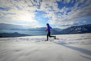 ondergedompeld in de alpine natuur met sneeuwschoenen bij zonsondergang foto