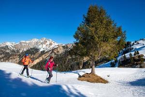 wandelen in de sneeuw een paar vriendinnen foto