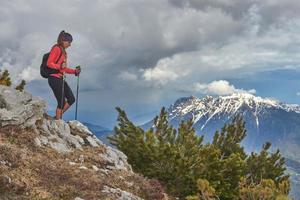 afdaling meisje tijdens een alpine trekking foto