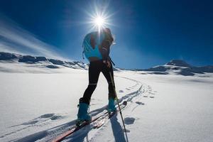 beklimming met ski-alpinisme en klimvellen voor een alleenstaande vrouw foto