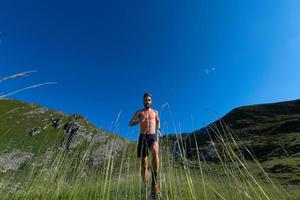hoog berggras met runner man training foto