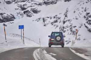 een terreinwagen rijdt over de Berninapas in Zwitserland foto
