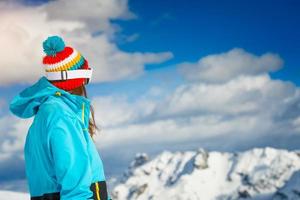 meisje freeride skiër, kijk naar de verre bergen foto
