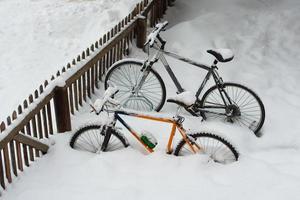 achtergelaten fiets in de sneeuw foto