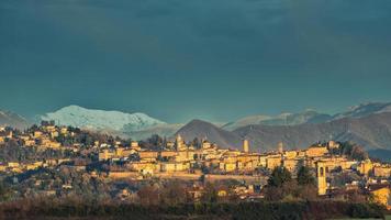 bergamo alta met sneeuw in de bergen foto