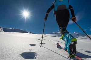 wandelen met wandelen met ski-alpinisme met zeehondenvellen in de bergen in de bergen foto