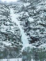 bevroren waterval en ijspegels, prachtig landschap in noorwegen. foto