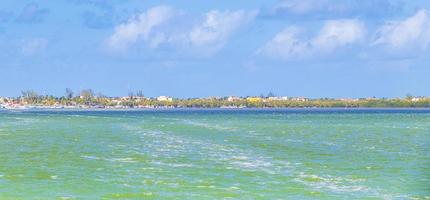panorama landschapsmening op mooie holbox eiland turquoise water mexico. foto