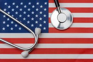ons vlag en stethoscoop. het begrip geneeskunde. foto