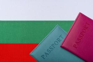 tegen de vlag van bulgarije twee paspoorten. foto