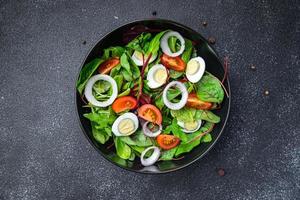salade kwartel ei tomaat, sla mix bladeren gezonde maaltijd keto of paleodieet