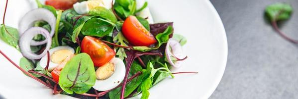 salade kwartel ei tomaat, sla mix bladeren gezonde maaltijd keto of paleodieet foto