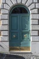 deuren met klassiek decor in rome, italië. foto