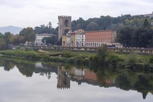 torre san niccolo bij de rivier de arno i in florence, foto