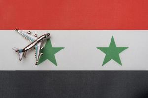 het vliegtuig boven de vlag van syrië, het concept van reizen. foto