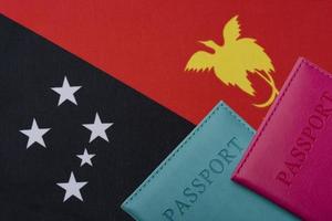tegen de vlag van Papoea-Nieuw-Guinea zijn paspoorten. foto