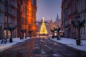 mooie kerstboom in de oude stad van gdansk op een winterse nacht. Polen foto