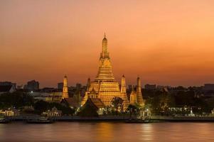 prachtig uitzicht op de wat arun-tempel bij zonsondergang in bangkok, thailand foto