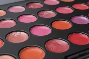 een kleurenpalet van lippenstift, close-up overheersend in rode tinten. foto