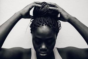 portret van een zwarte vrouw met vlechten foto