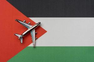 het vliegtuig boven de vlag van palestina, het concept van reizen. foto
