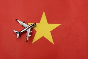 vliegtuig over de vlag van vietnam, het concept van de reis. foto