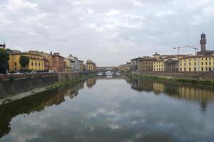 vroege ochtend op de rivier de arno in florence. foto