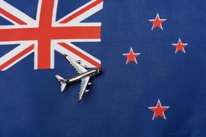 het vliegtuig boven de vlag van nieuw-zeeland, het concept van reizen. foto