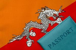 tegen de vlag van bhutan is een paspoort. foto