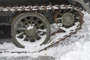 crawler wielen van een oude tank in het stadsmuseum. foto