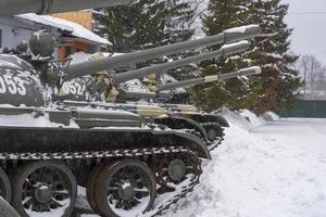 de gemiddelde Sovjet t-55 tank close-up in het museum. foto