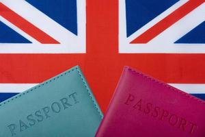 tegen de achtergrond van de vlag van Groot-Brittannië zijn paspoorten. foto