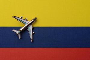 het vliegtuig boven de vlag van colombia, het concept van reizen. foto