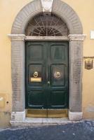 deuren met klassiek decor in rome, italië. foto