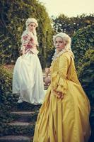 portret van twee blonde vrouw gekleed in historische barokke kleding foto