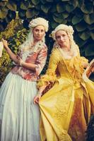 portret van twee blonde vrouw gekleed in historische barokke kleding foto