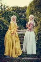 portret van twee blonde vrouw gekleed in historische barokke kleding foto