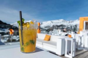 mangococktail op skipistes op een zonnige dag foto