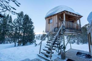 rustieke hut in de bergen van de pyreneeën in het inerno van 2022 foto