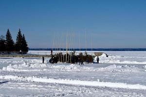 winter in Manitoba - schaatsers die opwarmen op het meer foto