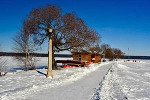 winter in manitoba - kano's opgeslagen in de sneeuw foto