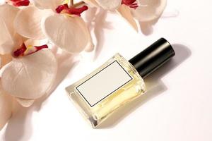 glazen parfumflesje met orchidee, mock up foto