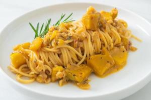 pompoen spaghetti pasta alfredo saus foto