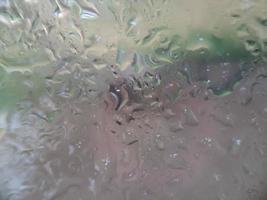 waterspatten op helder glas foto