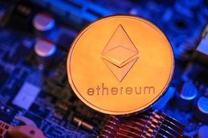 ethereum crypto-valuta op printplaat .virtual money.blockchain technology.mining concept foto