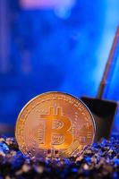 mijnbouw bitcoin crypto-valuta op printplaat.virtural money.blockchain technology.mining concept foto