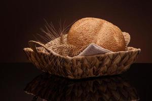 brood in een rieten mand foto